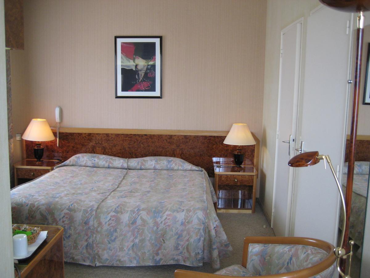 Hotel Bellevue De Tradition Familiale Morcenx Rum bild